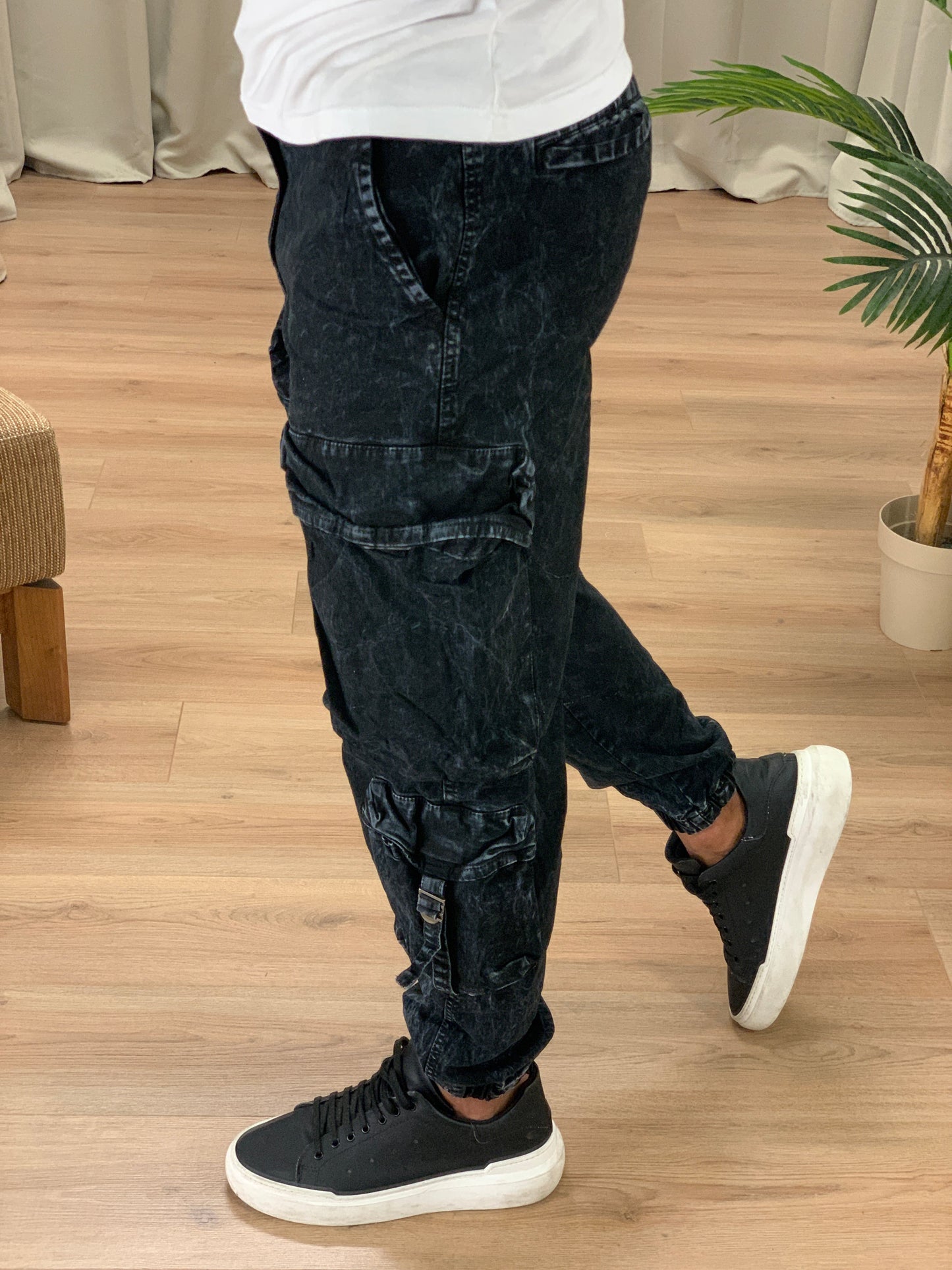 Jeans Stone Slavato con tasconi col. Nero