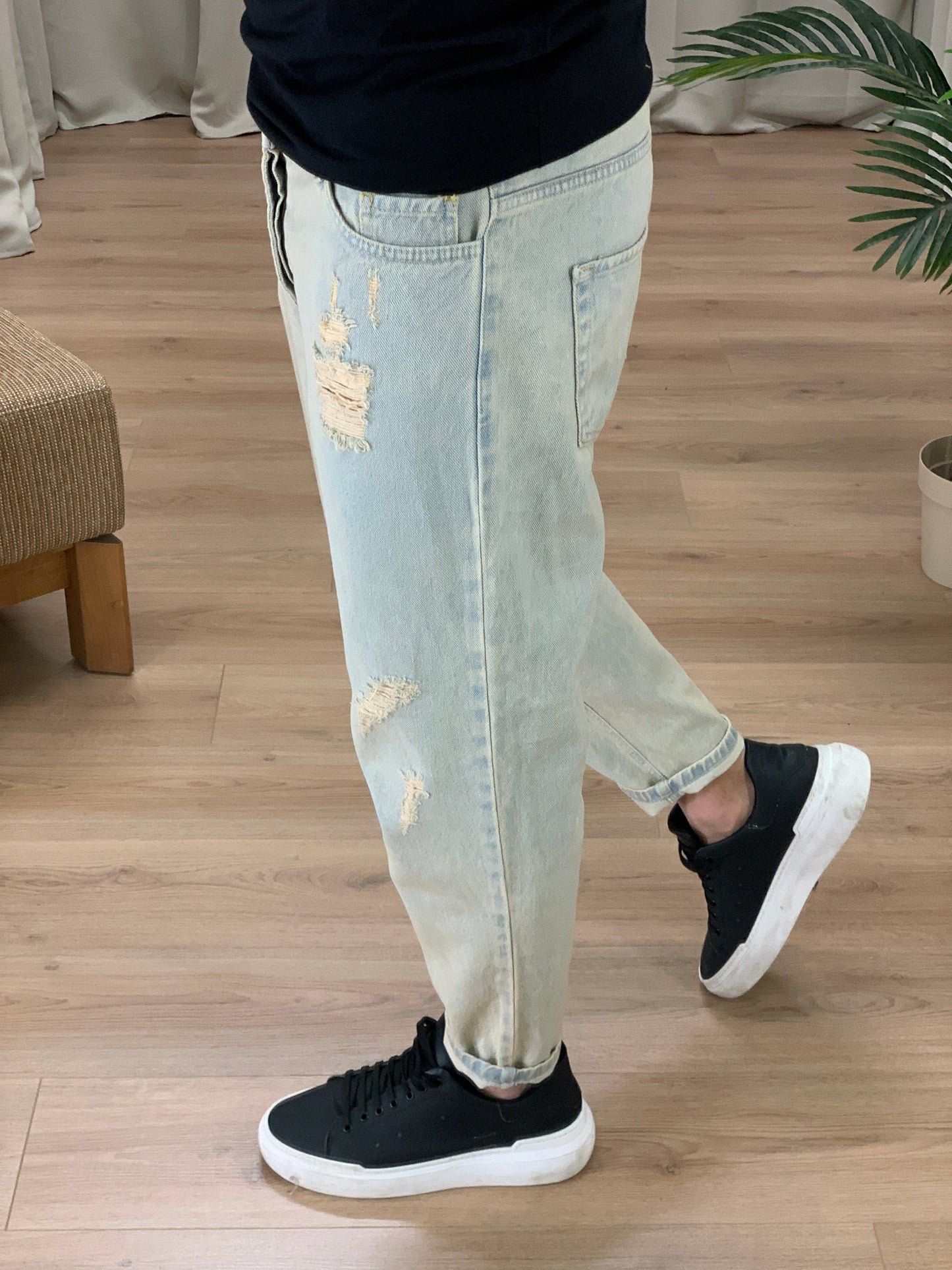 Jeans Aited con piccole Rotture e abrasioni col. Denim