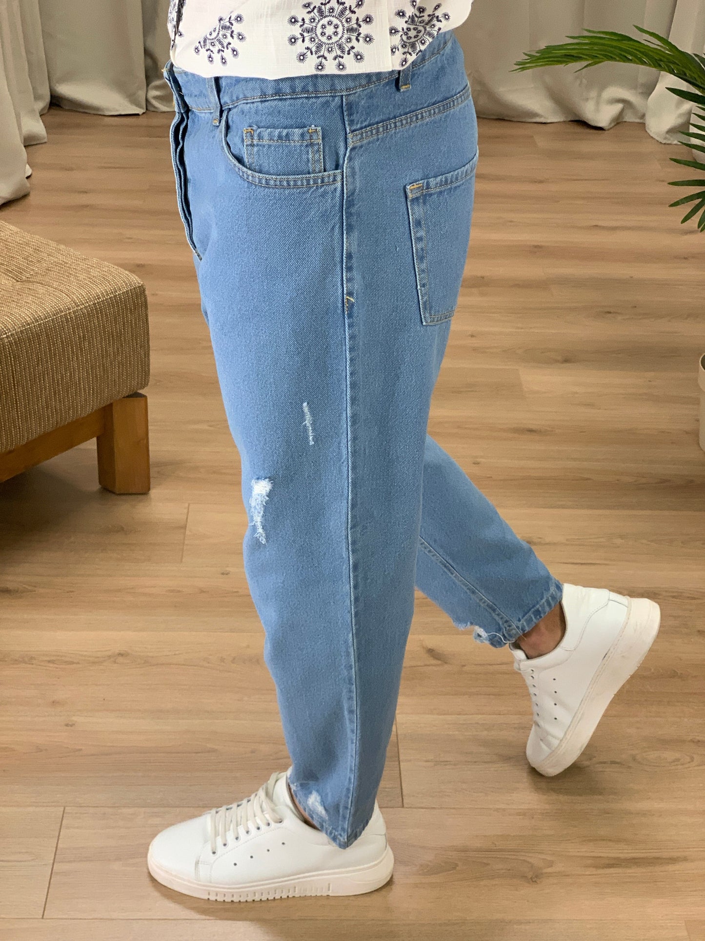 Jeans Astrik con Leggere Abrasioni col. Denim