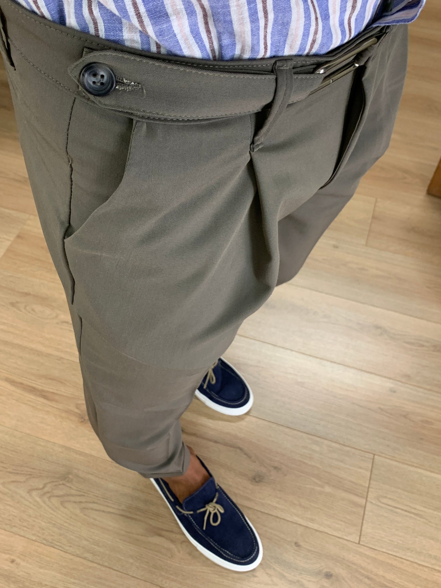 Pantalone Trieste con Fibbia e Pinces col. Tortora